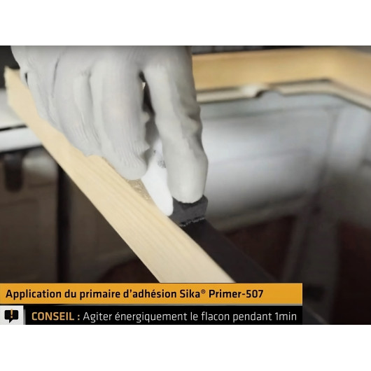 Application du primaire d'adhésion SIKA Primer-507 pour pose Sikaflex : vu main avec tampon d'application