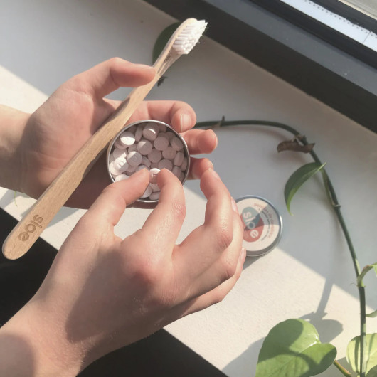 Dentifrice solide Sloé - 60 pastilles 100% naturelles à la fraise - rechargeable