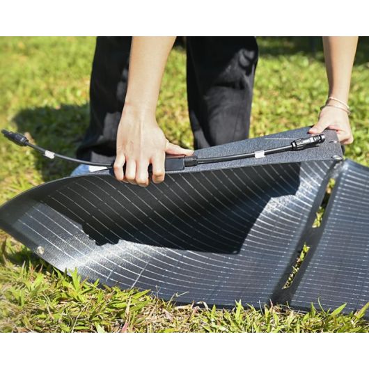 EM Panneau solaire pliable BFX-210, mise en avant de la flexibilité en situation, avec mains adulte