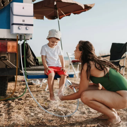 ECCOTEMP Kit complet chauffe-eau nomade Luxé 5 a la plage