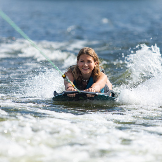Planche Omnia Jobe - freeboard pour amateurs de ride et de glisse nautique - mer