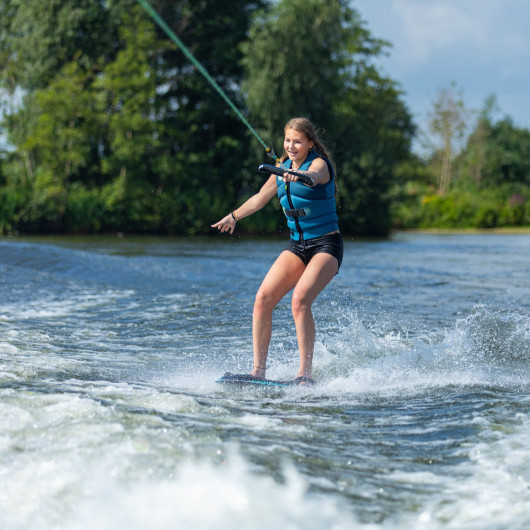 Planche Omnia Jobe - freeboard pour amateurs de ride et de glisse nautique - debout