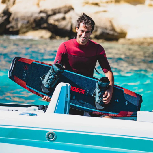 Ensemble wakeboard Logo 138 & chausses - glisse tractée derrière bateau à moteur - mer