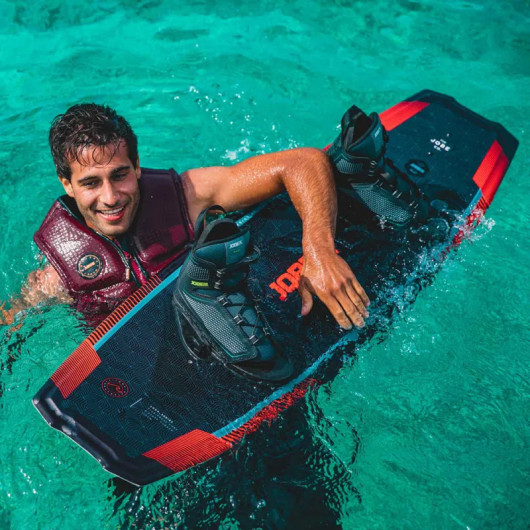 Ensemble wakeboard Logo 138 & chausses - glisse tractée derrière bateau à moteur - homme