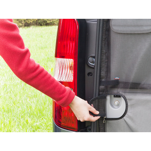 Moustiquaire hayon Viano Marco Polo Brandrup - protection anti-insectes van aménagé - main