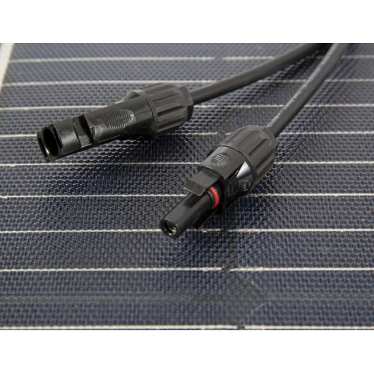 Panneau solaire flexible PERC Flex 115 W | Connexion MC4, vu connecteur MC4 sur revêtement ETFE.
