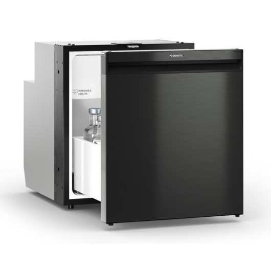 DOMETIC NRXD 60C, Réfrigérateur à tiroir pour bateau et van vue porte entrouverte de côté.