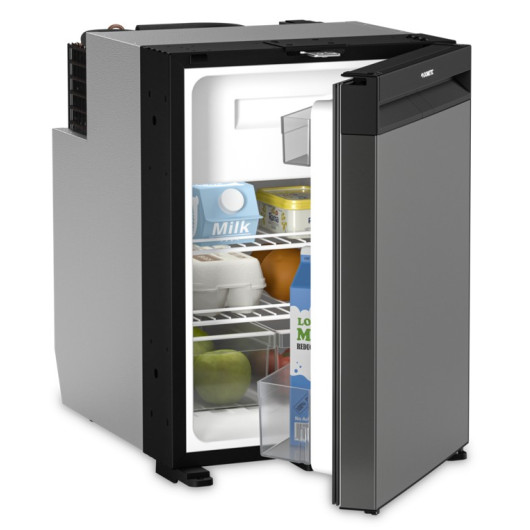 Réfrigérateur à compression DOMETIC NRX 50C pour fourgon aménagé et bateau, vu chargé et porte ouverte