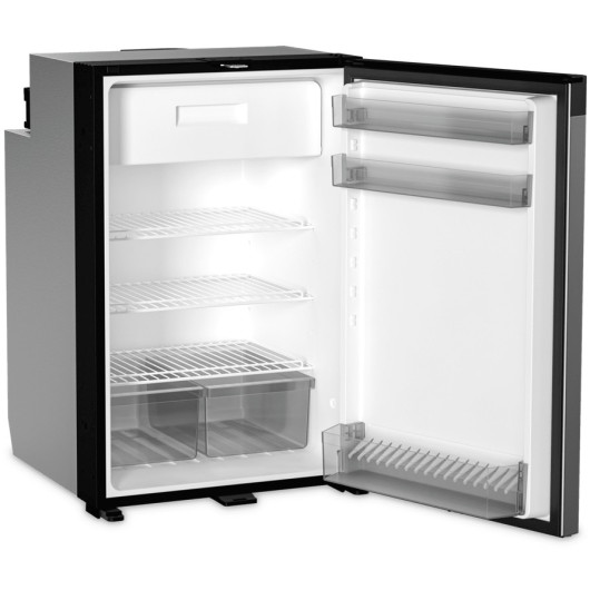 Réfrigérateur a compression DOMETIC NRX 130C pour fourgon aménagé et bateau vu de face, porte grande ouverte