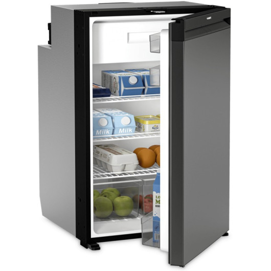 Réfrigérateur a compression DOMETIC NRX 130C pour fourgon aménagé et bateau vu de face porte entreouverte.