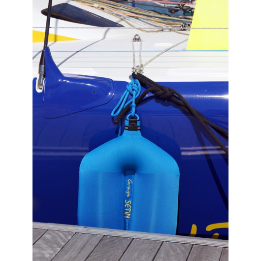 Pare-battage tubulaire Fendertex sur voilier | Défense textile pour protection coque bateau
