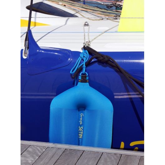 Pare-battage tubulaire Fendertex sur voilier | Défense textile pour protection coque bateau