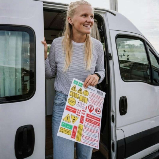 Autocollant Homologation VASP van & fourgon aménagé | Pictogrammes dossier DREAL | vanlifeuse avec plaquette devant van