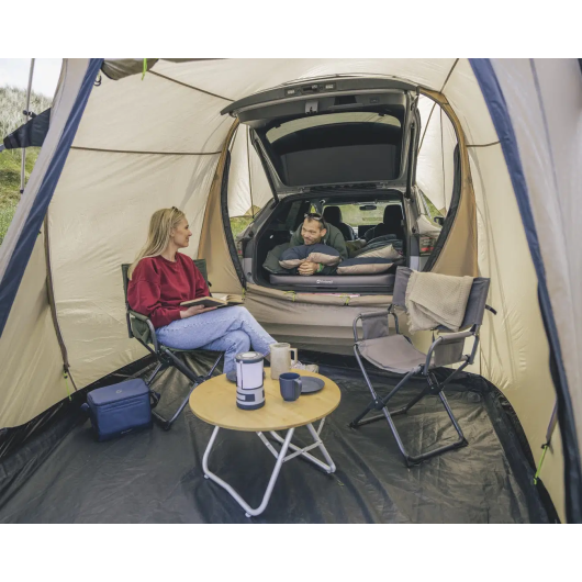 Dune SUV auvent Voiture Outwell | sas arrière, tente CarLife pour break | vue intérieur avec accès au coffre du véhicule
