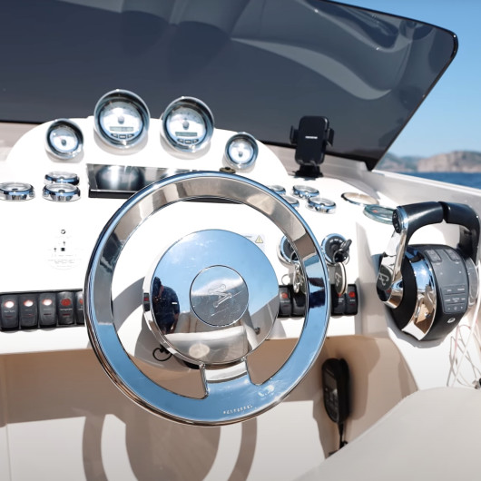 Pilote automatique Searebbel MobilePilot monté sur vedette | Pilote automatique pour bateau Plug and Play