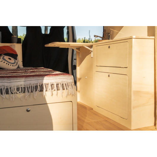 Meuble latéral universel A2V2 avec table Simple Vans | Aménagement bois contreplaqué pour van L1 | Intérieur