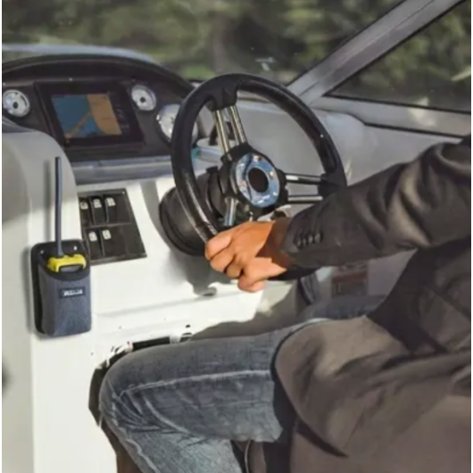 Rangement VHF Outils Océans | au poste de pilotage du bateau