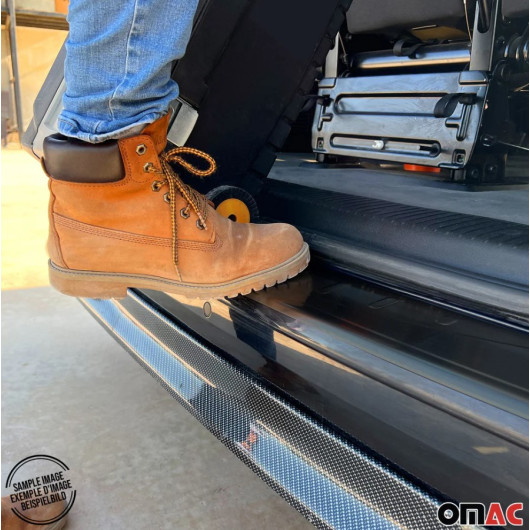 Protection seuil de coffre inox VW T5 2003 à 2015 -  accessoire carrosserie fourgon aménagé - noir avec personne qui monte