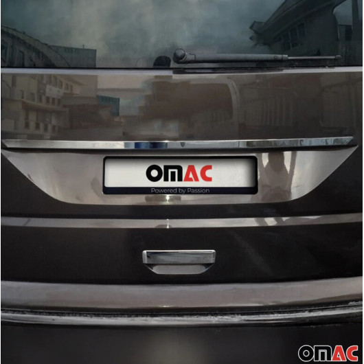 Couvre éclairage de plaque Inox VW T6 Omac - protection à coller sur hayon du van - vue zoomée