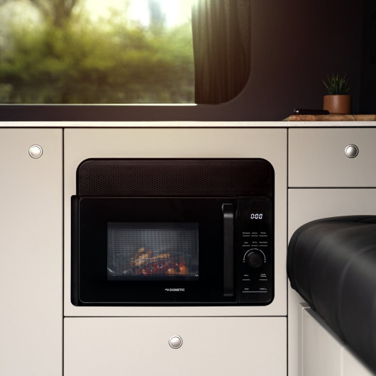 Combiné 3 en 1 AirFryer DOMETIC mise en situation gros plan