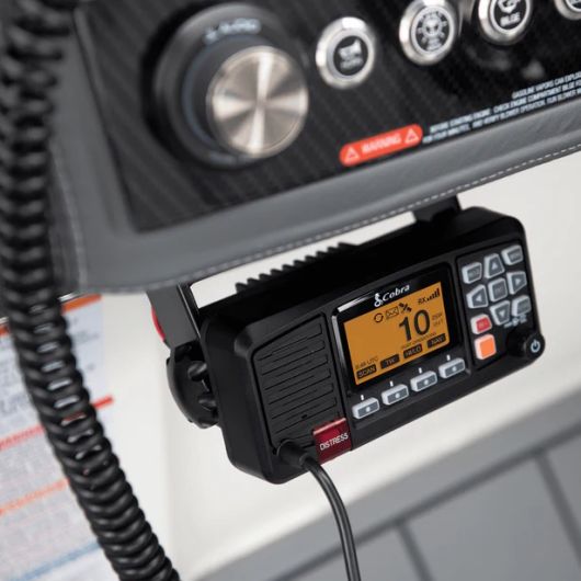 VHF Cobra BlueBound 1350 | VHF Fixe étanche IPX7 GPS et DSC | En action