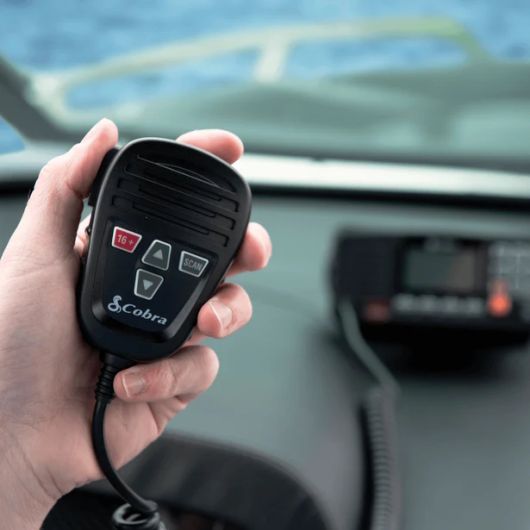 VHF Cobra BlueBound 1350 | VHF Fixe étanche IPX7 GPS et DSC | Zoom microphone en main