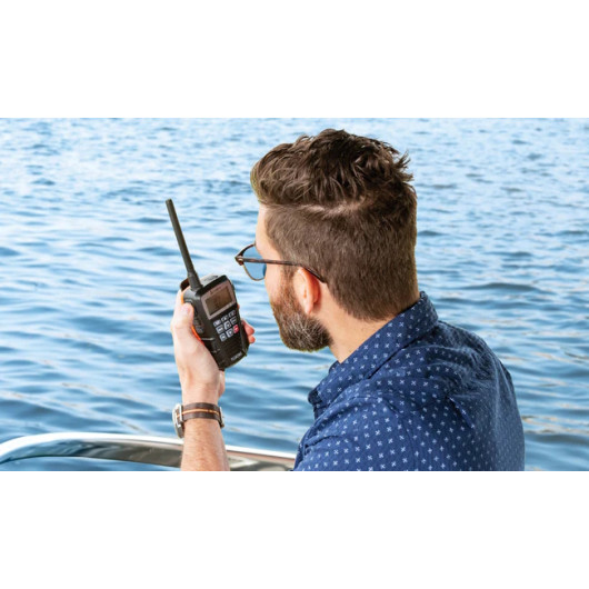 VHF Cobra BlueBound 150 | VHF Portable flottante et étanche IPX7 | En action
