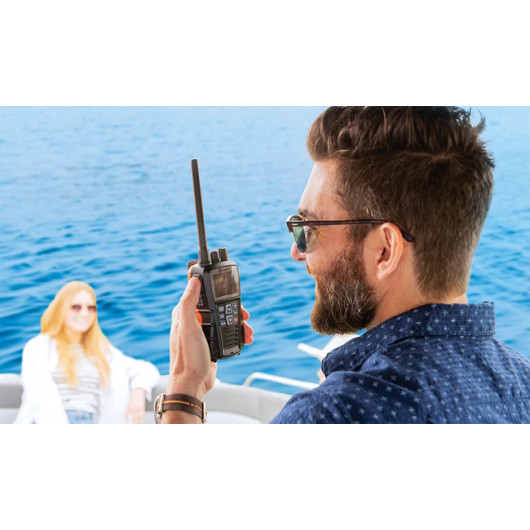 VHF Cobra BlueBound 350 | VHF Portable flottante et étanche IPX7 | En action