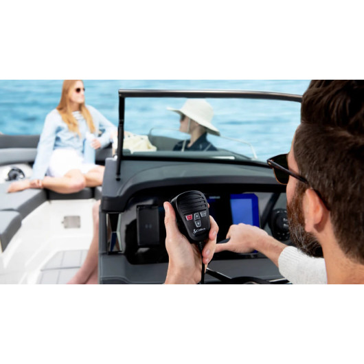 VHF Cobra BlueBound 1350 | VHF Fixe étanche IPX7 GPS et DSC | En action microphone en main