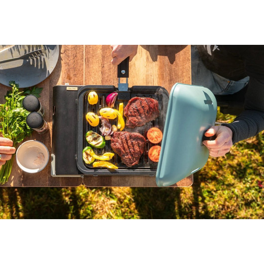 Cadac Dometic Van Cook FFD Combo : réchaud barbecue gaz portable spécial vanlife - grill et pare-vent - sur table de camping