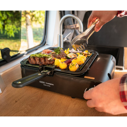 Cadac Dometic Van Cook FFD Combo : réchaud barbecue gaz portable spécial vanlife - grill et pare-vent - dans un van aménagé