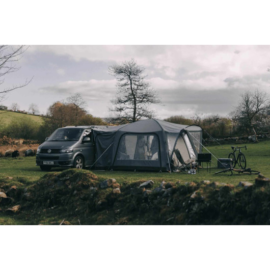 Auvent gonflable van aménagé Kampa Roam Air Low | tente minivan | vue installé sur le van