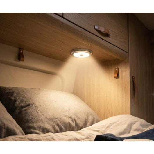 Spot LED tactile CARBEST éclairant un coin couchette dans un van aménagé