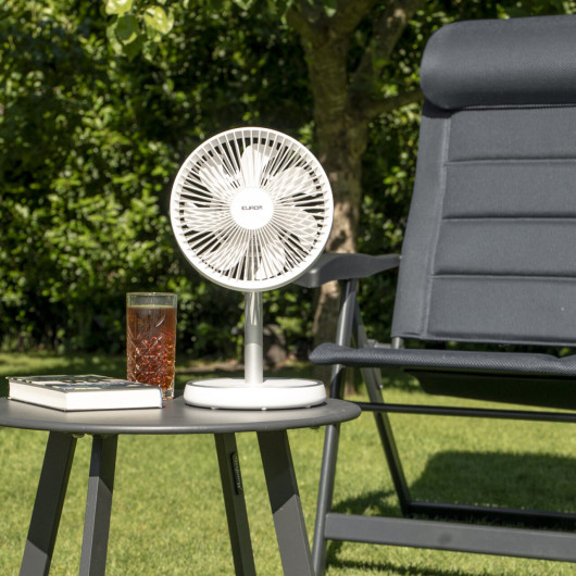 Ventilateur télescopique Vento Cordless foldable EUROM dans le jardin apéro