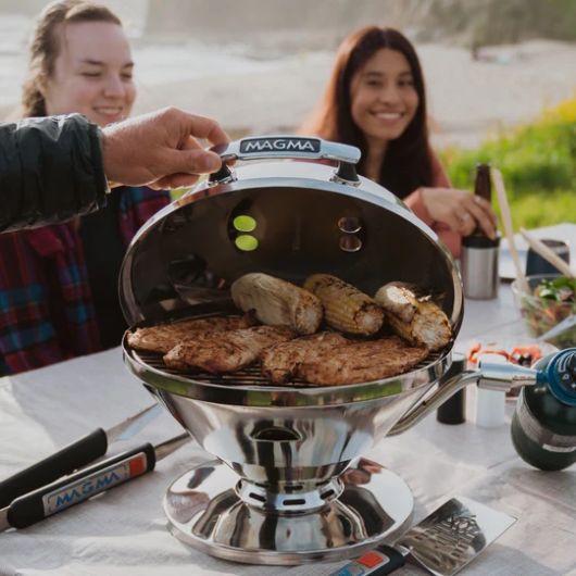 Barbecue portable rond Magma Beach Fire Inox Poli miroir | En action ouvert sur la table