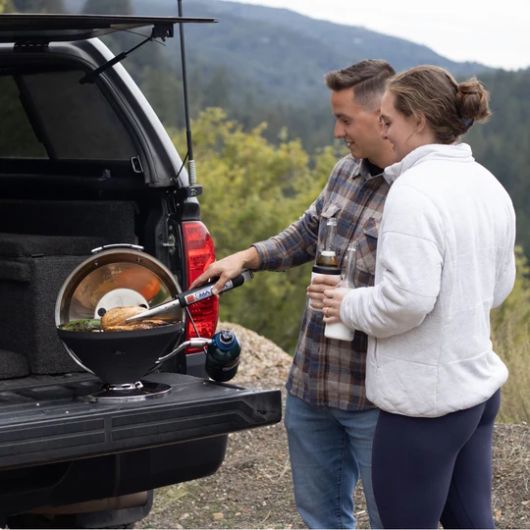 Barbecue portable rond Magma Beach Fire Graphite | En action dans la benne d'un pick-up