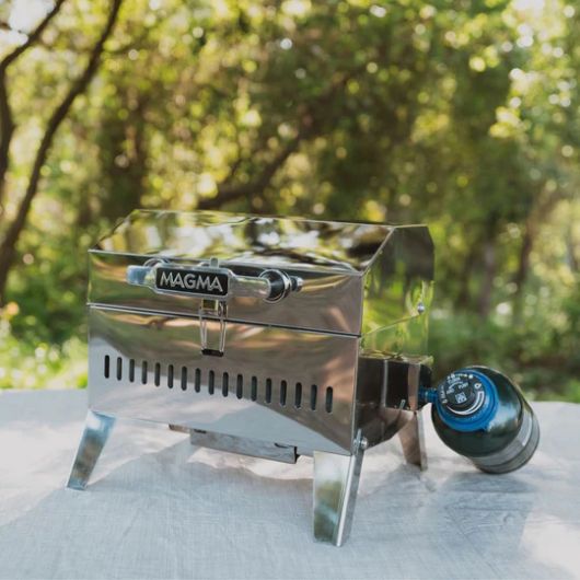 Barbecue portable rectangle Magma Beach Fire Inox Poli miroir | Vue lifestyle fermé