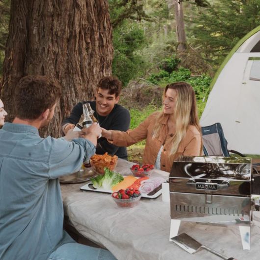 Barbecue portable rectangle Magma Beach Fire Inox Poli miroir | Vue lifestyle d'un repas