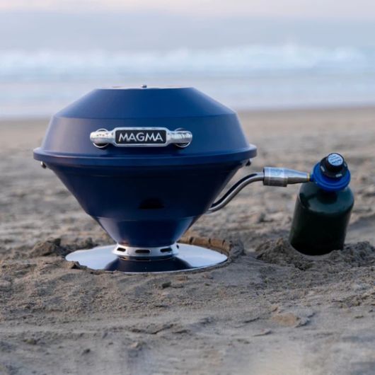 Barbecue portable rond Magma Beach Fire Midnight Blue | Barbecue au gaz pour van et camping-car | Vue en action lifestyle