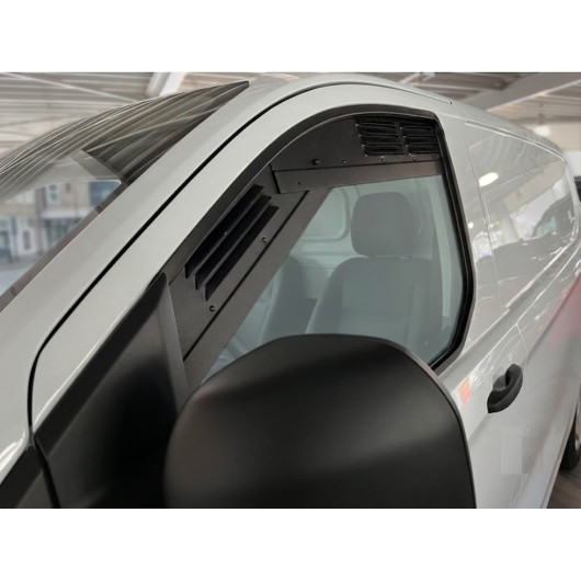 Grilles de ventilation Airvent HGK pour Ford Transit Custom 2, Tourneo Custom 2 et VW T7 - van aménagé - en place sur vitre