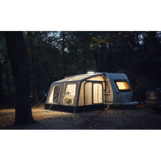 Auvent gonflable Rally AIR Tour 390 S DOMETIC | de nuit sur une caravane