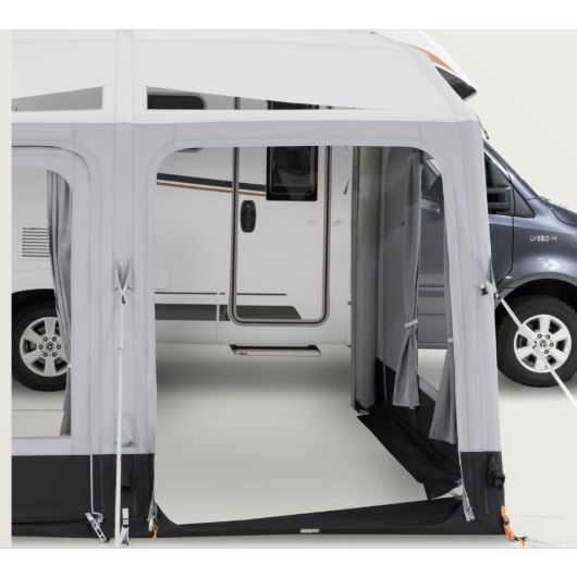 Auvent gonflable Rally AIR Tour 260 S DOMETIC | installé sur un camping-car avec porte frontale ouverte