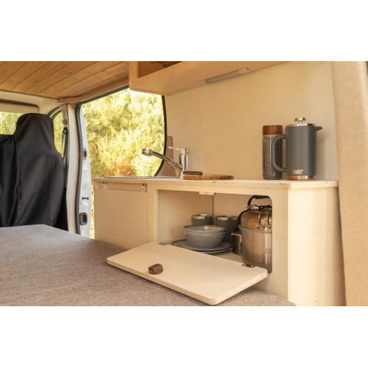 Meuble bois latéral avec table A2V2 Trafic 3 L1 SIMPLE VANS | image d'ambiance - meuble arrière ouvert