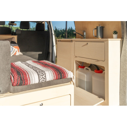 Meuble bois latéral A2V2 Jumpy / Expert 3 L1 (M) SIMPLE VANS - image d'ambiance vue de l'arrière du van - meuble ouvert