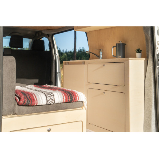Meuble bois latéral avec table A2V2 Jumpy / Expert 3 L1 (M) SIMPLE VANS - image d'ambiance vue de de l'arrière du van