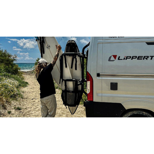 R-Wave Lippert pour R-Bike Carrier | Porte-surf et canoë pour fourgon aménagé - photo d'ambiance derrière un van