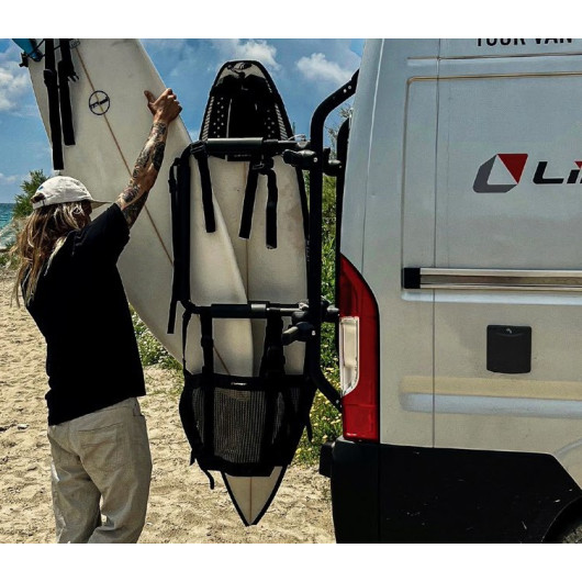 R-Wave Lippert pour R-Bike Carrier | Porte-surf et canoë pour fourgon aménagé - photo d'ambiance derrière un van zommée