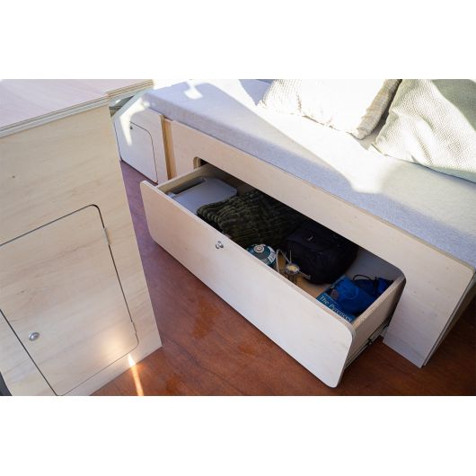 Tiroir latéral de rangement pour lit peigne B130 de Simple Vans | Aménagement en bois pour van et fourgon
