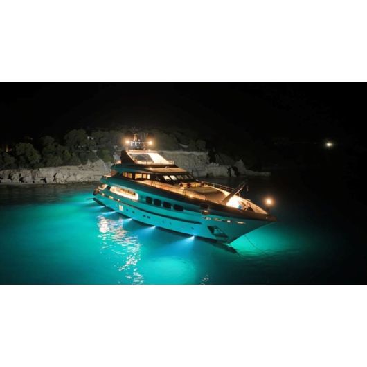 Éclairage sous-marin Bluefin Piranha P4 en action sur yacht | Éclairage sous-marin d'ambiance
