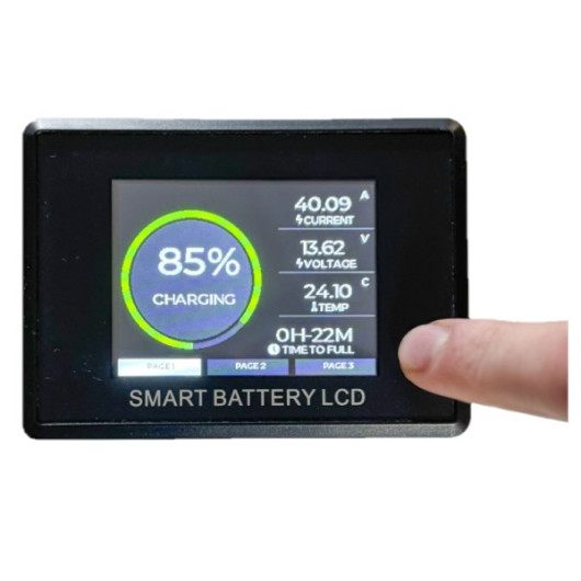 EM Remote BM-LT, vu de face en mode consultation du courant de charge et doigt sur bouton action